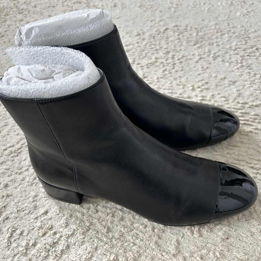Stuart Weitzman Quartz 25 booties with captoe